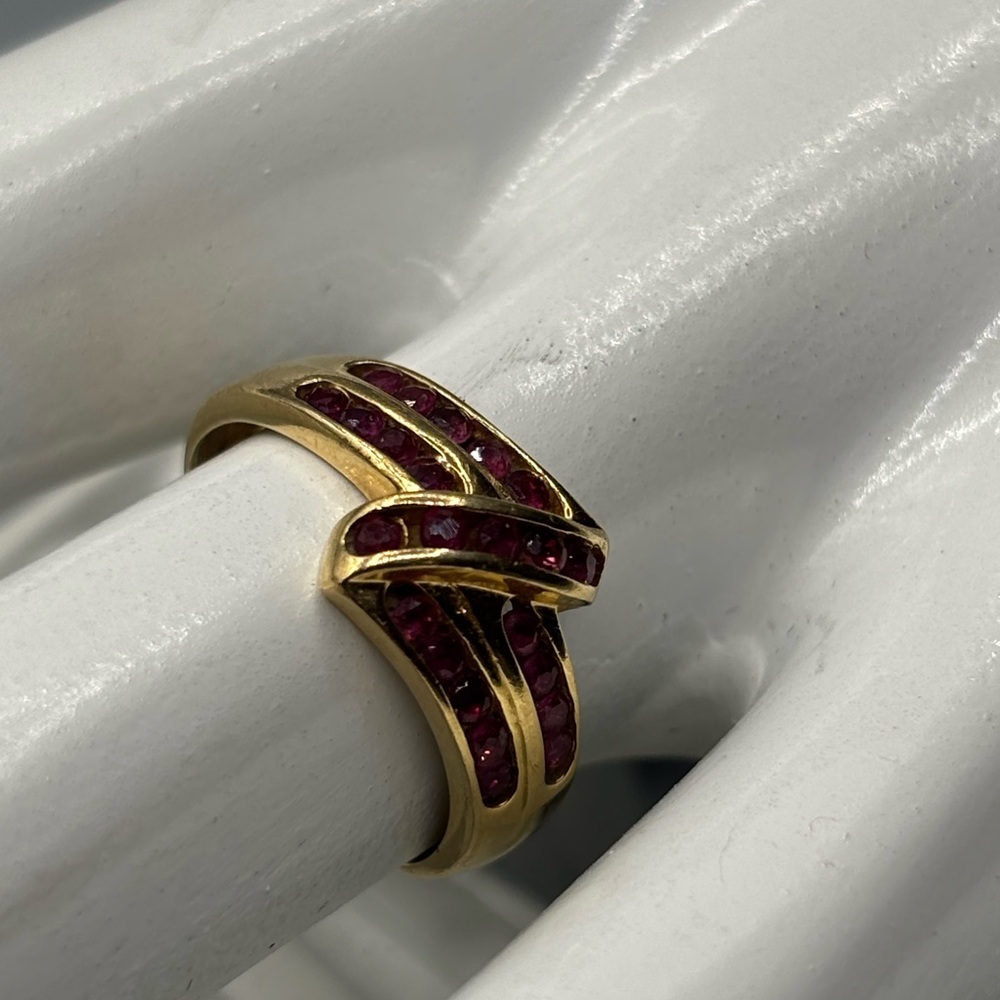 18k Gold and Ruby Gemstone Ring Size 6 JP 223